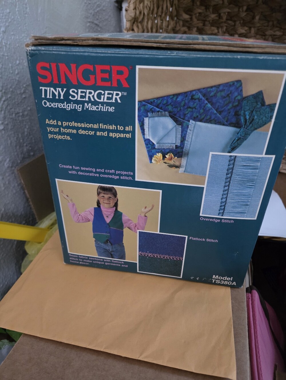 Surger Sewing Machine - Picture 4 of 6